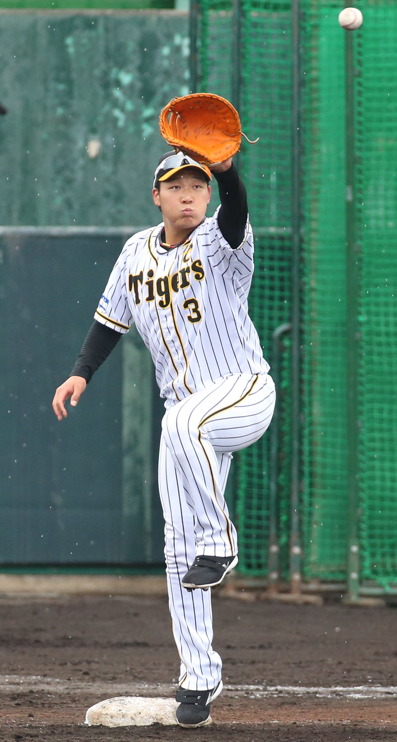 一塁で送球を受ける大山悠輔（撮影・上山淳一）