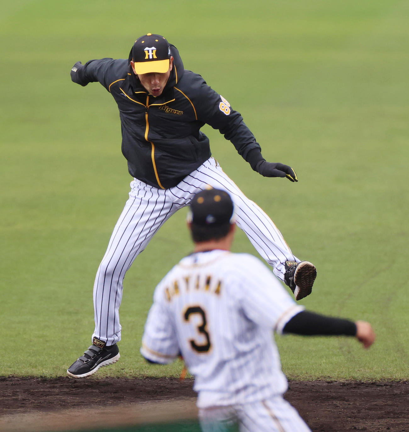 飛んできた打球をよける矢野耀大監督（撮影・清水貴仁）