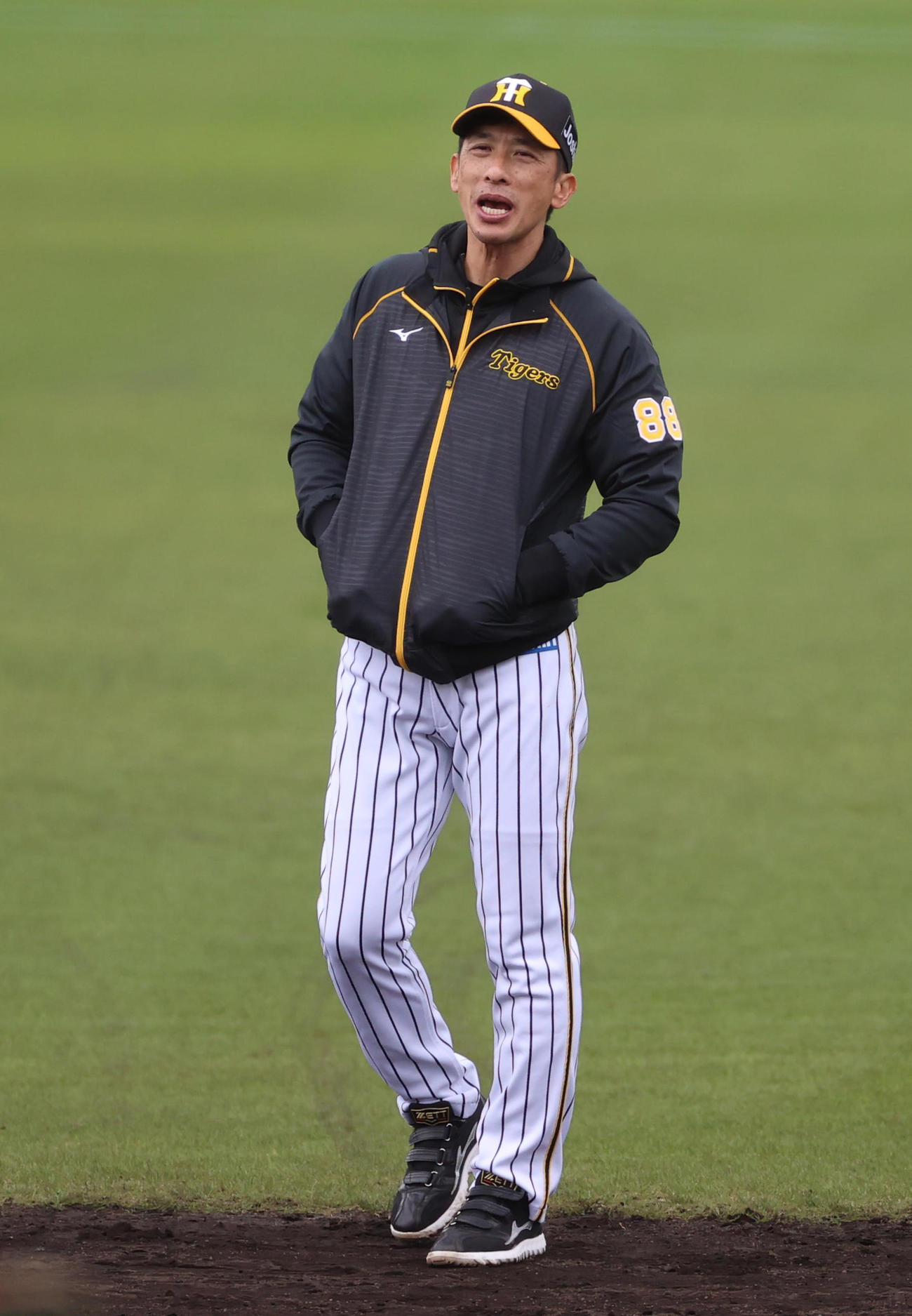 練習中、選手に声をかける矢野監督（撮影・清水貴仁）