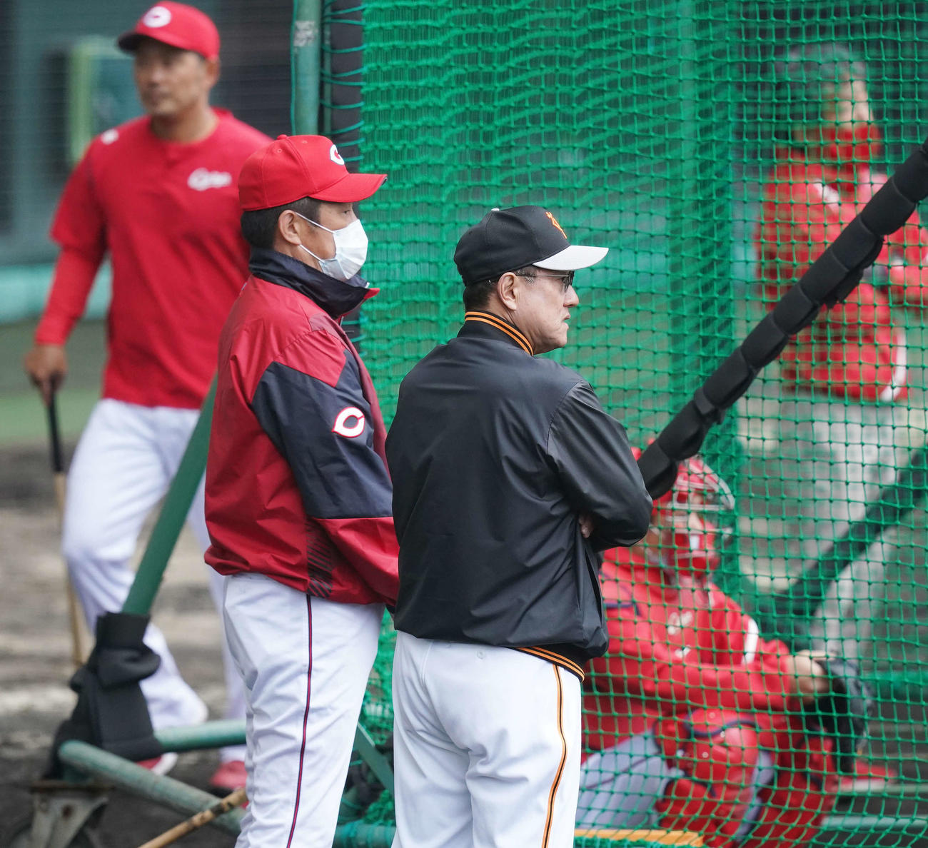巨人対広島　試合前、言葉をかわす巨人原監督（右）と広島佐々岡監督（撮影・江口和貴）