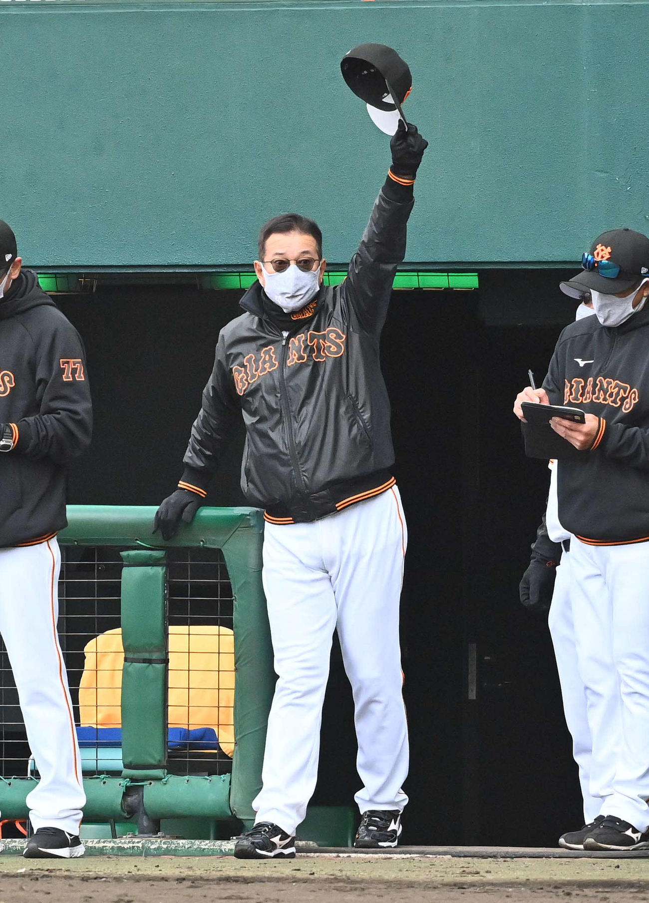 巨人対中日練習試合　試合終了後、与田剛監督に帽子を上げてあいさつする原辰徳監督（撮影・上田博志）
