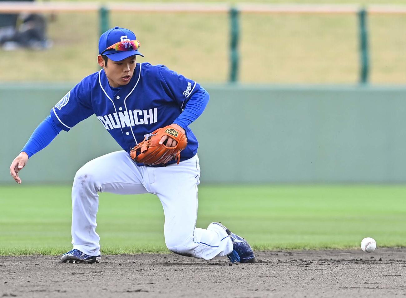 巨人対中日練習試合　4回裏巨人2死、岡本和真の打球をグラブではじくも遊ゴロに仕留める根尾昂（撮影・上田博志）