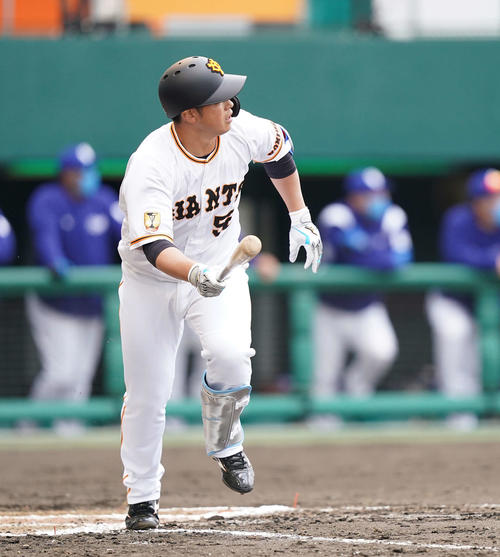 巨人対中日　7回裏巨人2死、先制の左越えソロ本塁打を放つ北村（撮影・鈴木みどり）