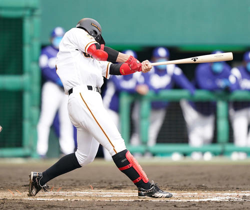 巨人対中日　9回裏巨人2死、右前打を放つ八百板（撮影・鈴木みどり）