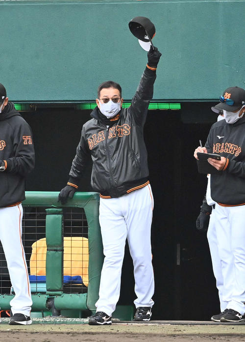 巨人対中日練習試合　試合終了後、与田剛監督に帽子を上げてあいさつする原辰徳監督（撮影・上田博志）