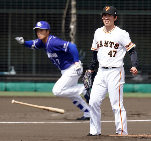 巨人対中日　1回表中日1死、根尾（左）を右飛に仕留める高橋（撮影・江口和貴）