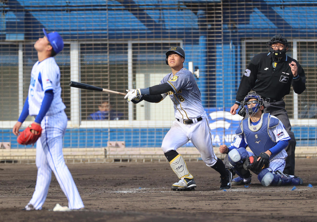 9回表阪神2死二塁、中越えの2点本塁打を放つ佐藤輝明（撮影・清水貴仁）
