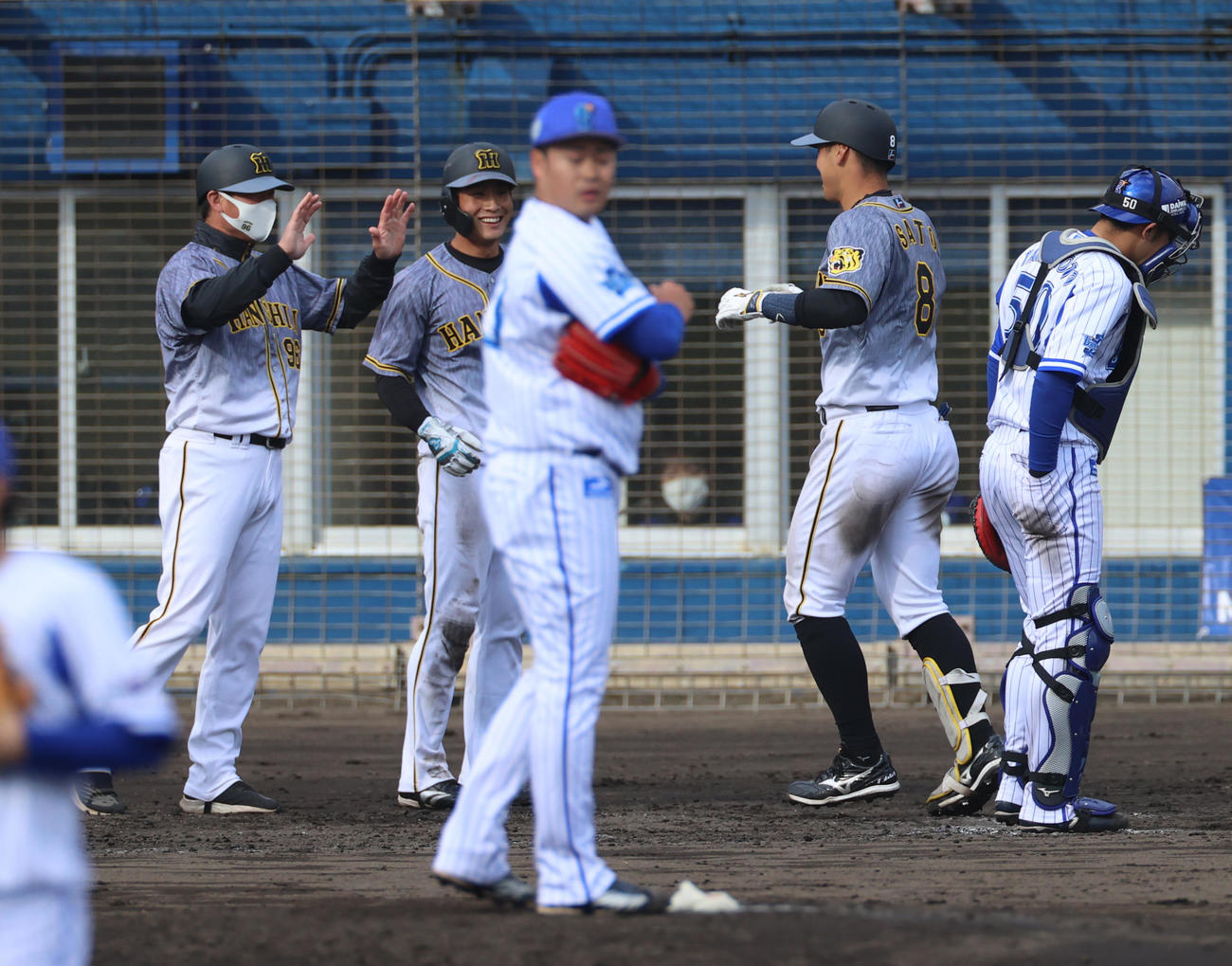 9回表阪神2死二塁、中越えの2点本塁打を放つ佐藤輝明（撮影・清水貴仁）