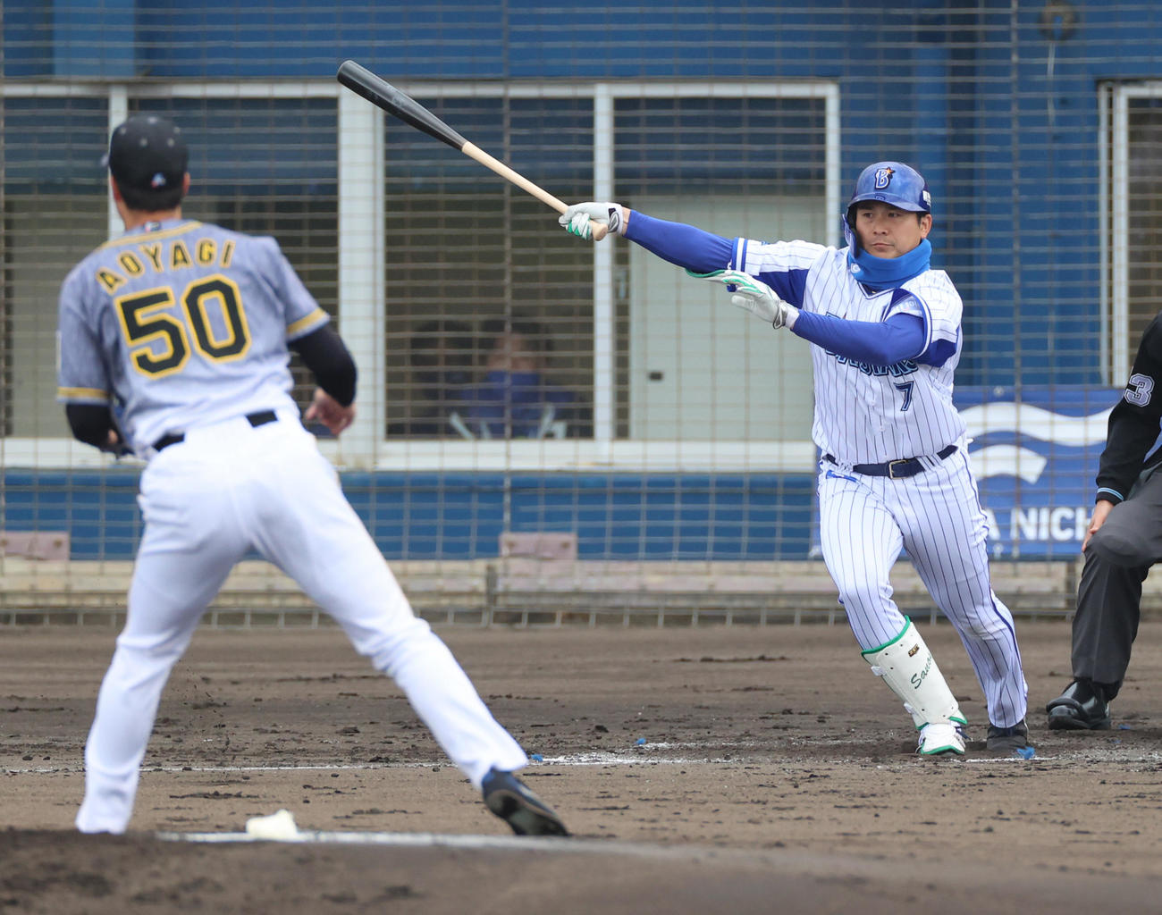 1回裏DeNA1死二、三塁、右前へ2点適時打を放つ佐野恵太（撮影・清水貴仁）