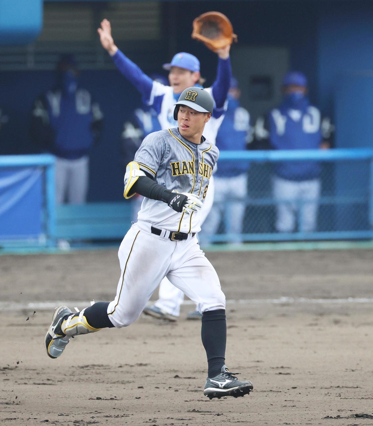7回表阪神2死一塁、二塁強襲の安打を放ち猛打賞とする佐藤輝明（撮影・清水貴仁）