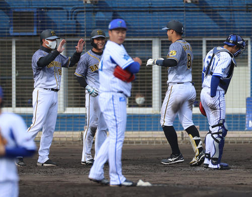 9回表阪神2死二塁、中越えの2点本塁打を放つ佐藤輝明（撮影・清水貴仁）
