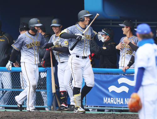 9回表阪神2死二塁、中越えの2点本塁打を放つ佐藤輝明（撮影・清水貴仁）