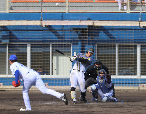 9回表阪神2死二塁、中越えの2点本塁打を放つ佐藤輝明（撮影・清水貴仁）