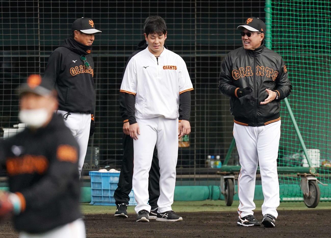 練習中、巨人原監督（右）にあいさつする大江（中央）（撮影・江口和貴）
