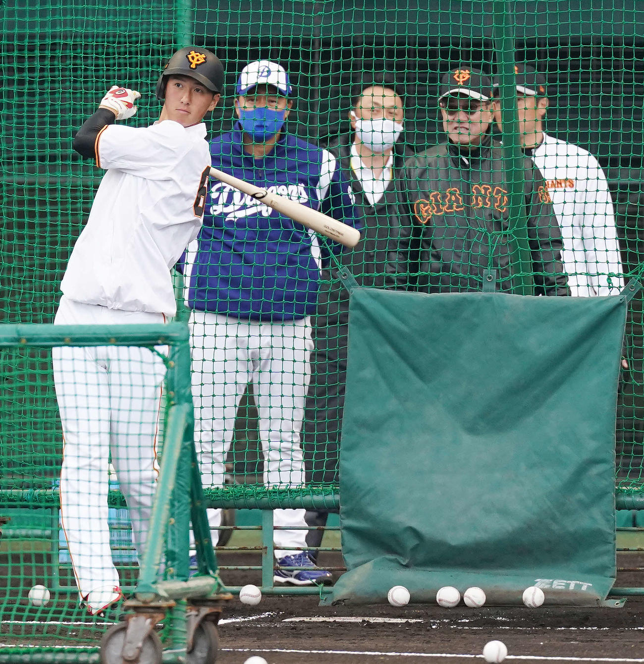 打撃練習する巨人秋広（左端）。左2人目から中日与田監督、宮本氏、巨人原監督（撮影・江口和貴）