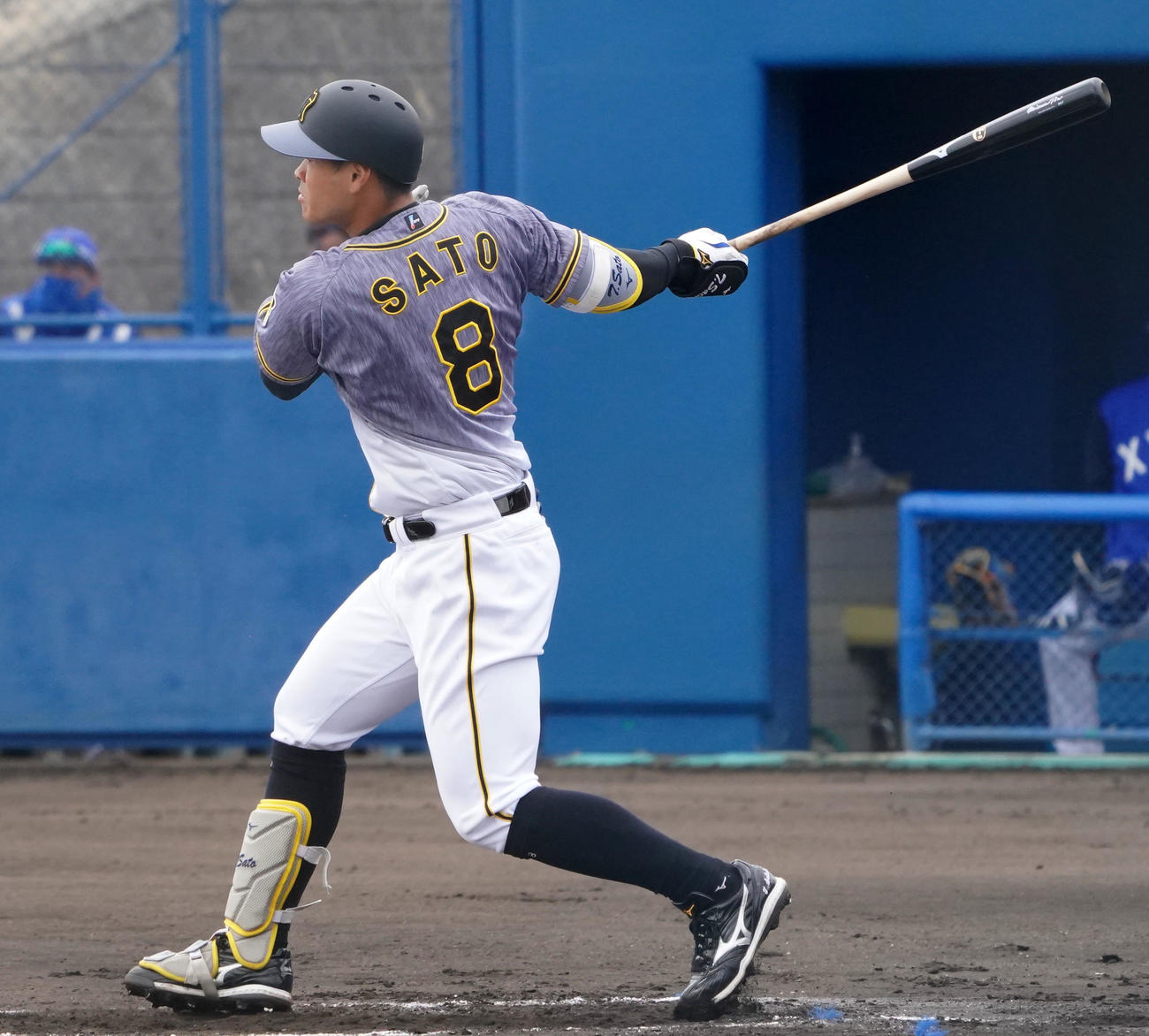 DeNA対阪神　１回表阪神無死一、三塁、右適時二塁打を放つ佐藤輝（撮影・横山健太）