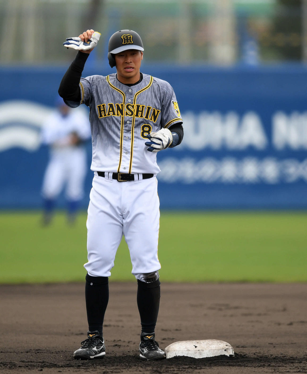 DeNA対阪神　1回表阪神無死一、三塁、右前適時打を放ちナインからの声援に応える佐藤輝（撮影・横山健太）