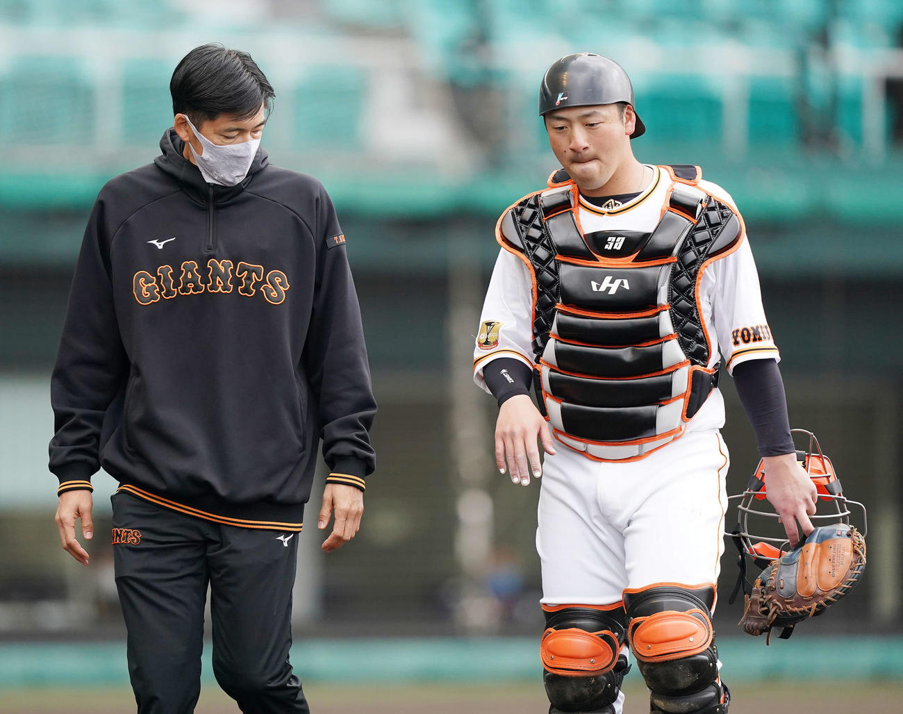 巨人対中日　7回表途中、怪我の治療のためベンチへ戻る巨人岸田（右）。このまま交代となる（撮影・鈴木みどり）