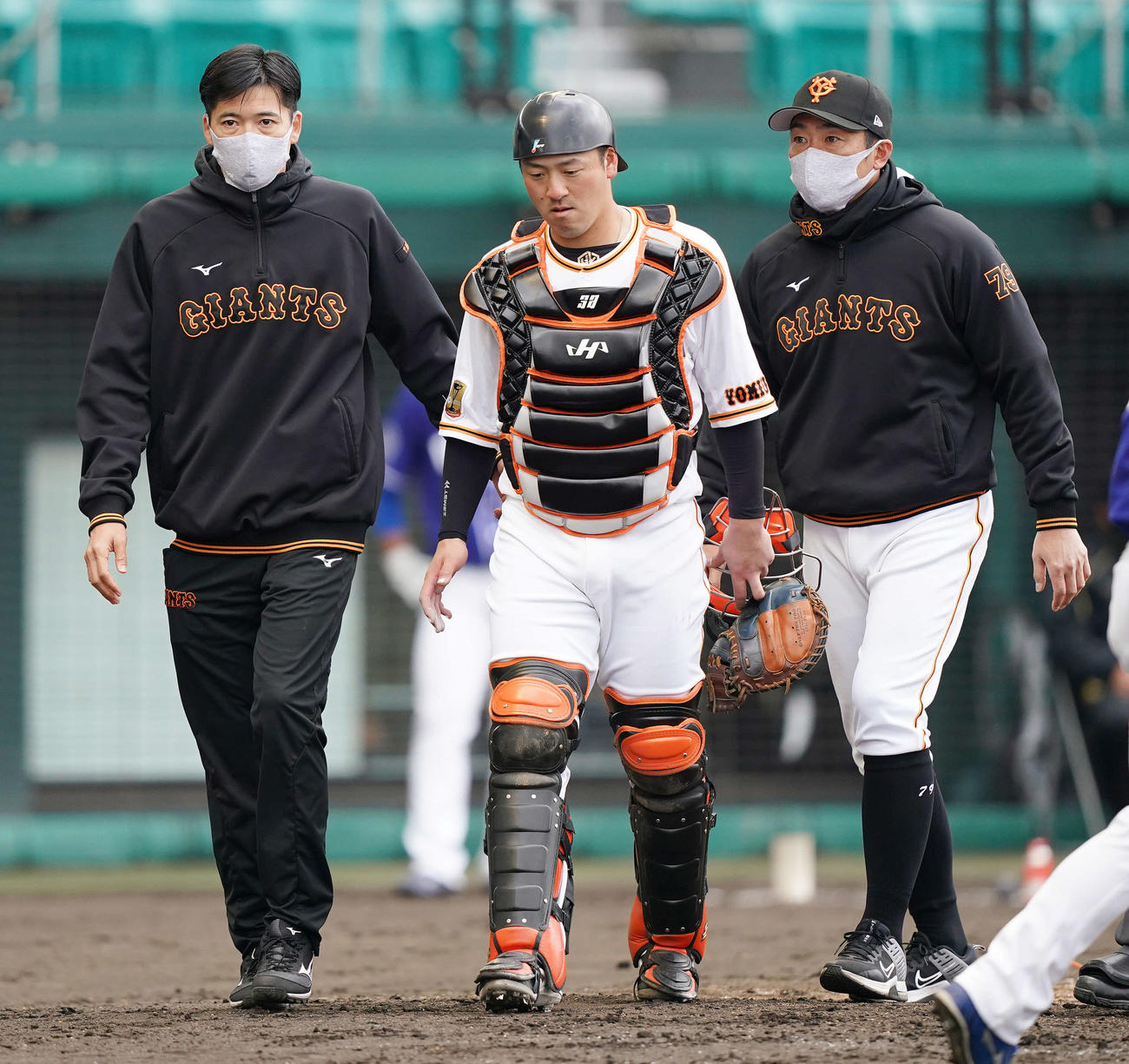 巨人対中日　7回表途中、怪我の治療のためベンチへ戻る巨人岸田（中央）。このまま交代となる（撮影・鈴木みどり）