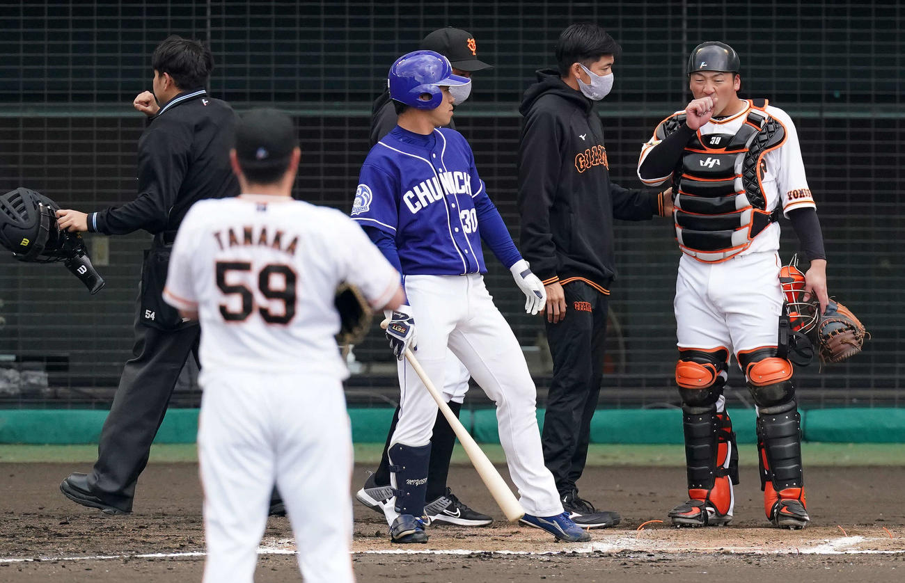 巨人対中日　7回表、負傷した巨人捕手岸田（右端）（撮影・江口和貴）