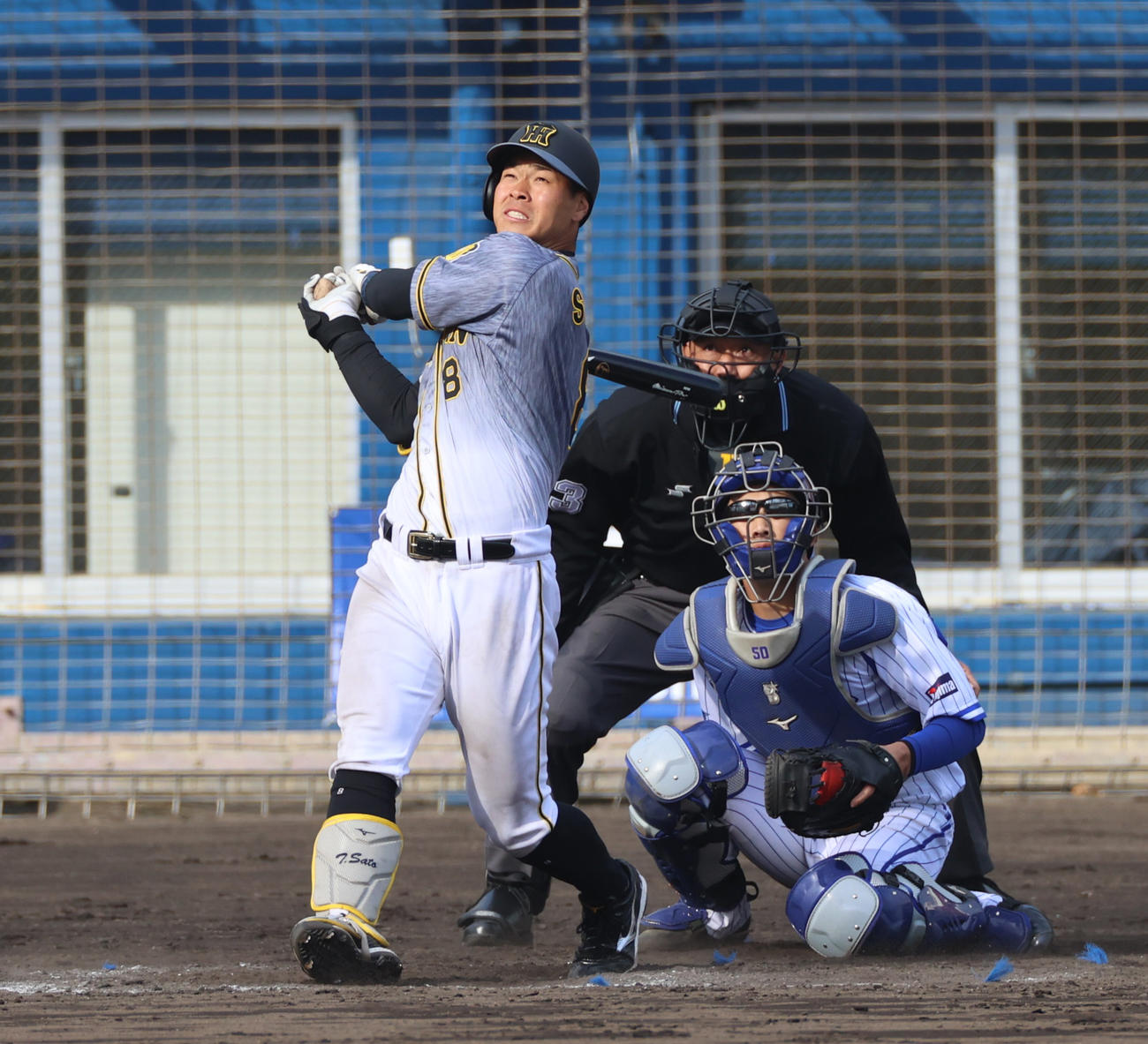 中越えの2点本塁打を放つ佐藤輝明（撮影・清水貴仁）