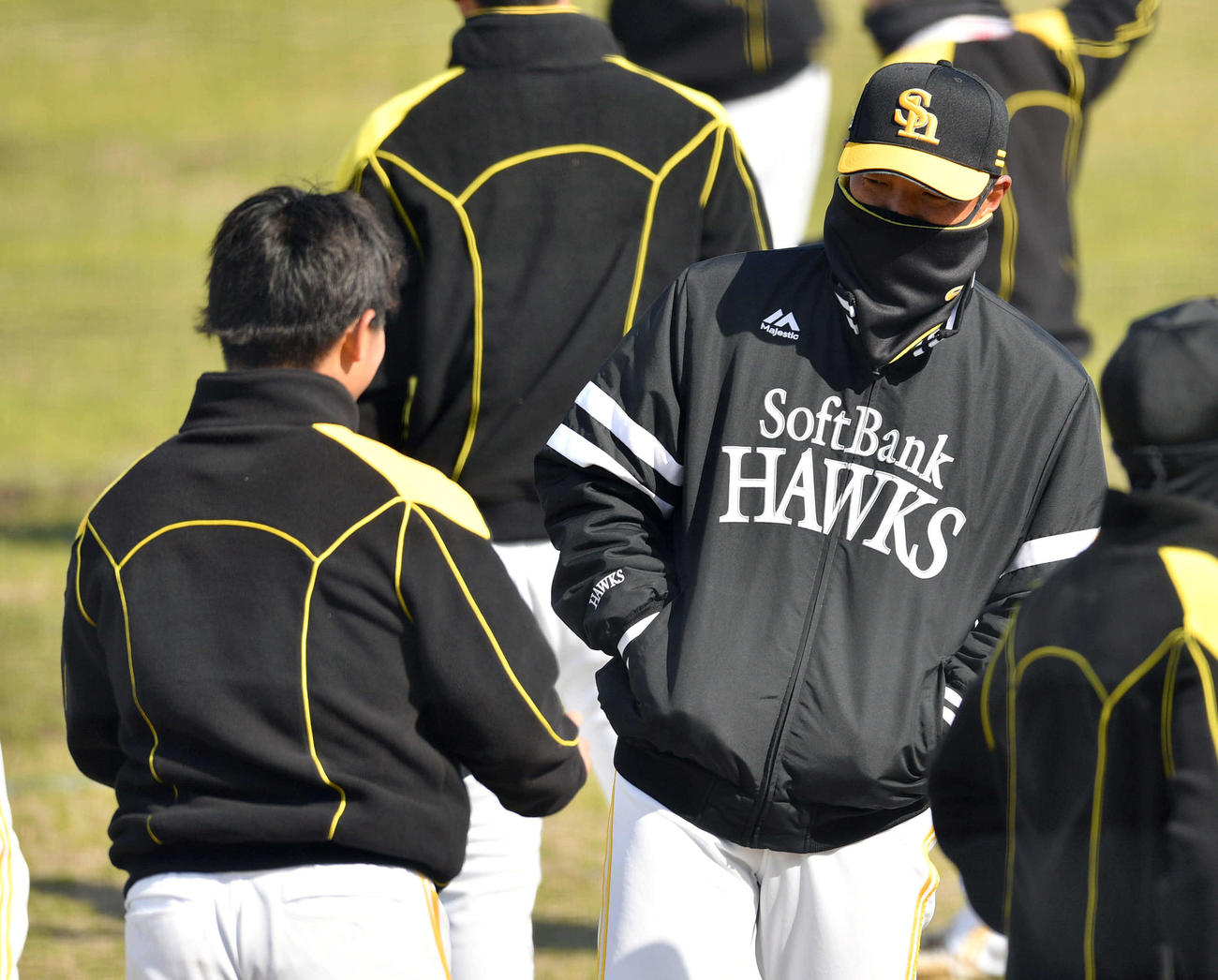 野村（左）からあいさつされる小久保ヘッドコーチ（撮影・岩下翔太）