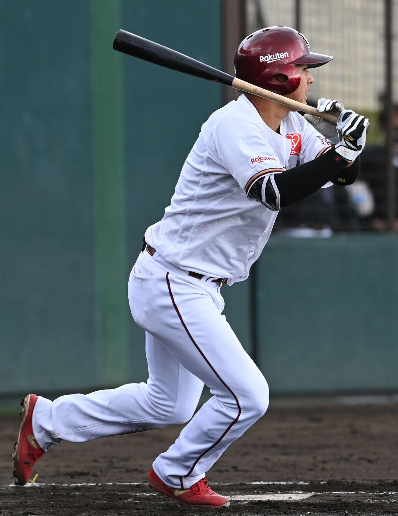 楽天対ロッテ　6回裏楽天2死二塁、黒川は中前適時打を放つ（撮影・山崎安昭）