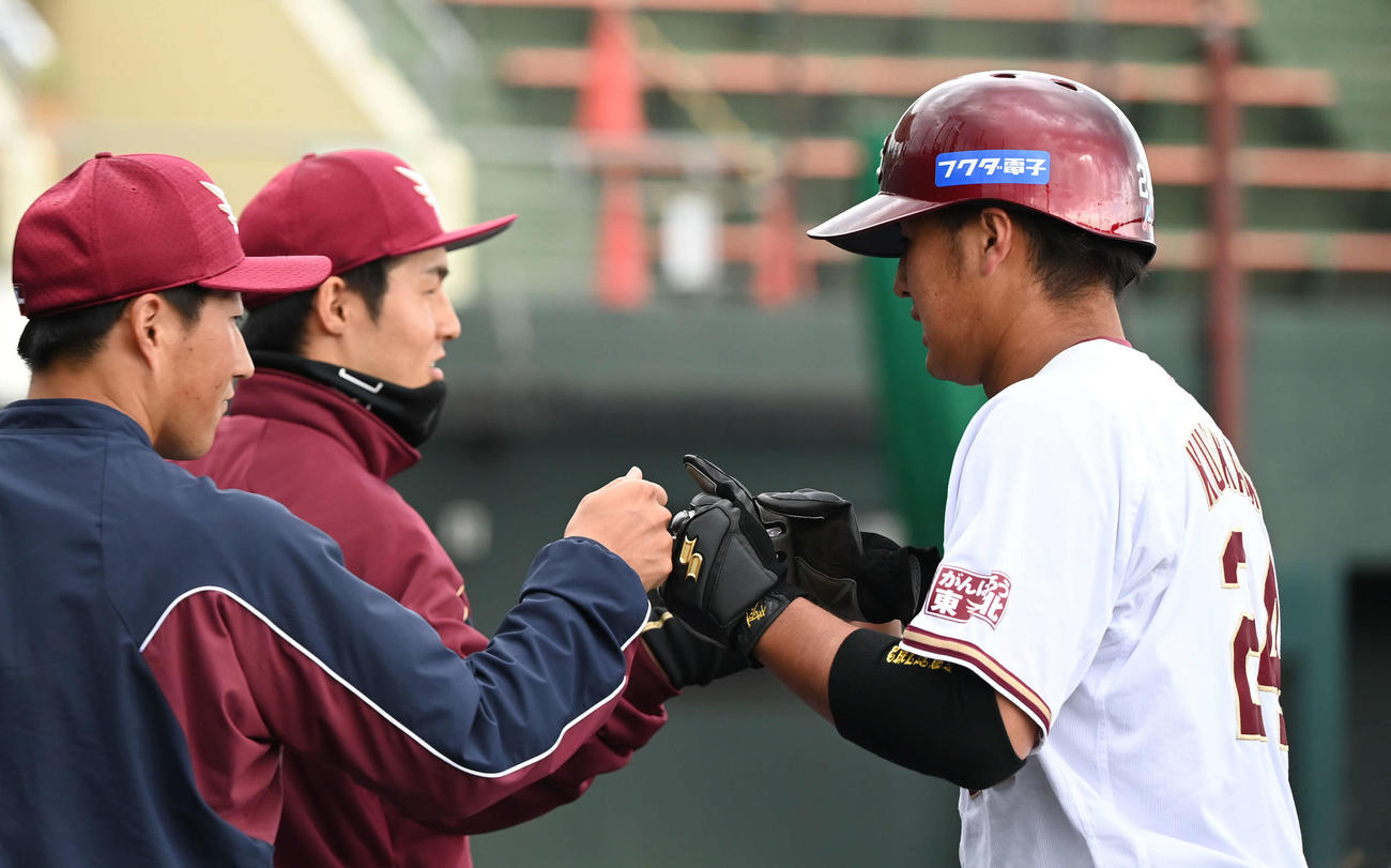 楽天対ロッテ　6回に適時打を放った楽天黒川（右）は小深田とグータッチ（撮影・山崎安昭）