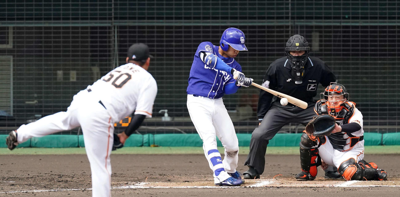 巨人対中日　6回表中日2死、右前打を放つ根尾（撮影・江口和貴）