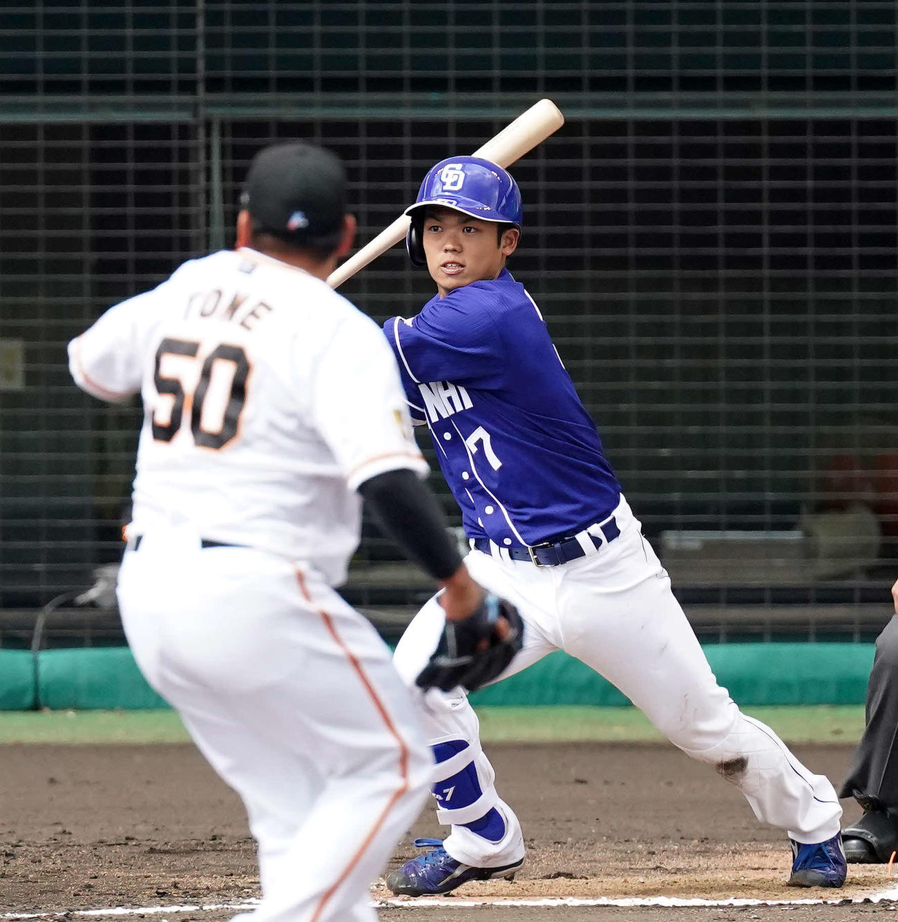 巨人対中日　6回表中日2死、右前打を放つ根尾（撮影・江口和貴）