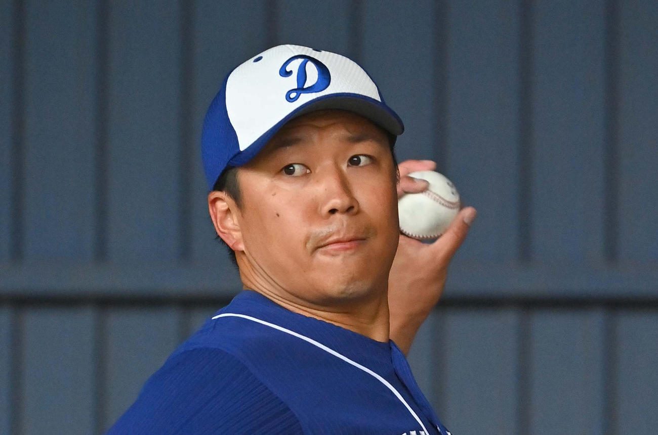 ブルペンで投球練習をする中日大野雄大（撮影・上田博志）