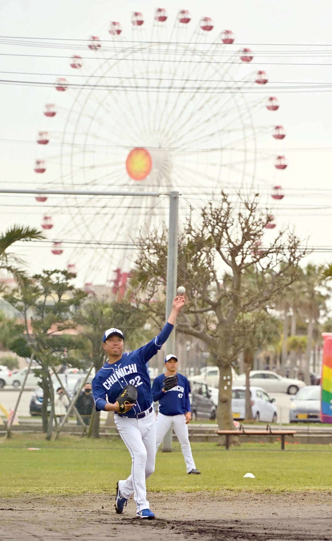 サブグラウンドでキャッチボールする中日大野雄大（撮影・上田博志）