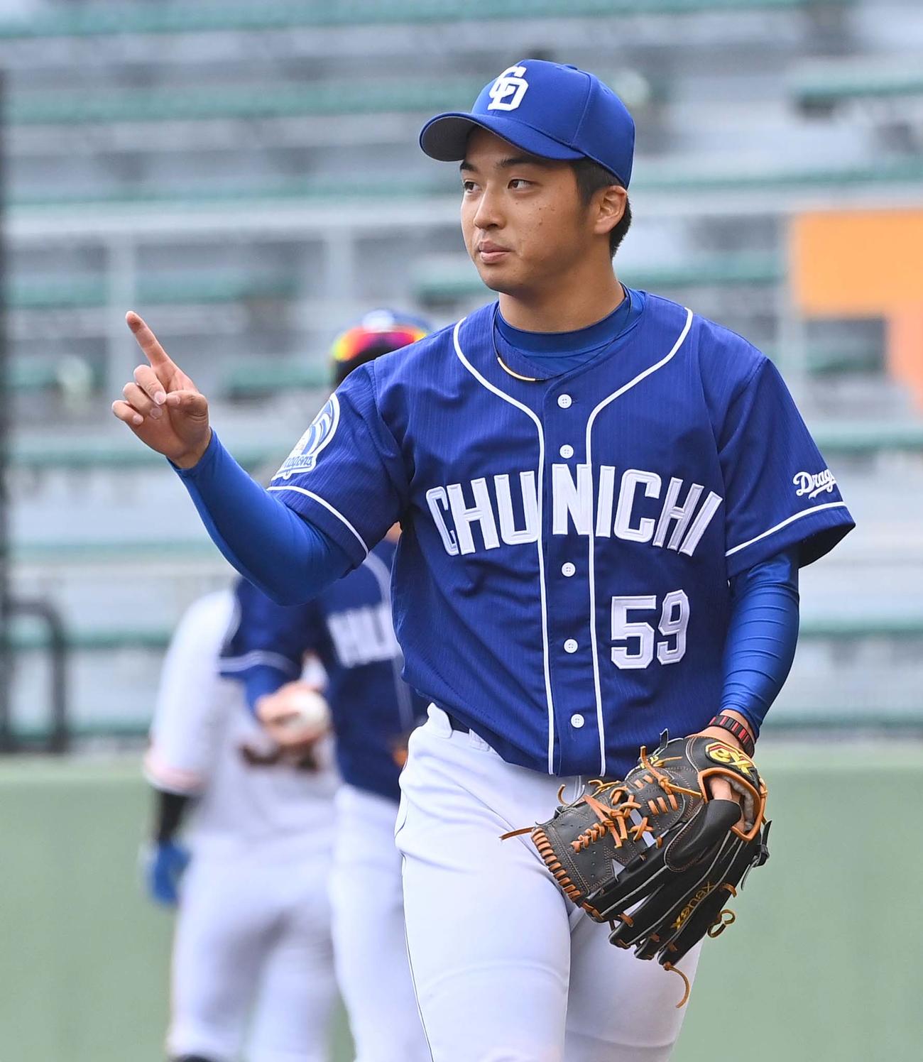 巨人対中日練習試合　巨人打線を3回無失点と好投した山本拓実は好守備を見せた根尾昂を指さし感謝する（撮影・上田博志）