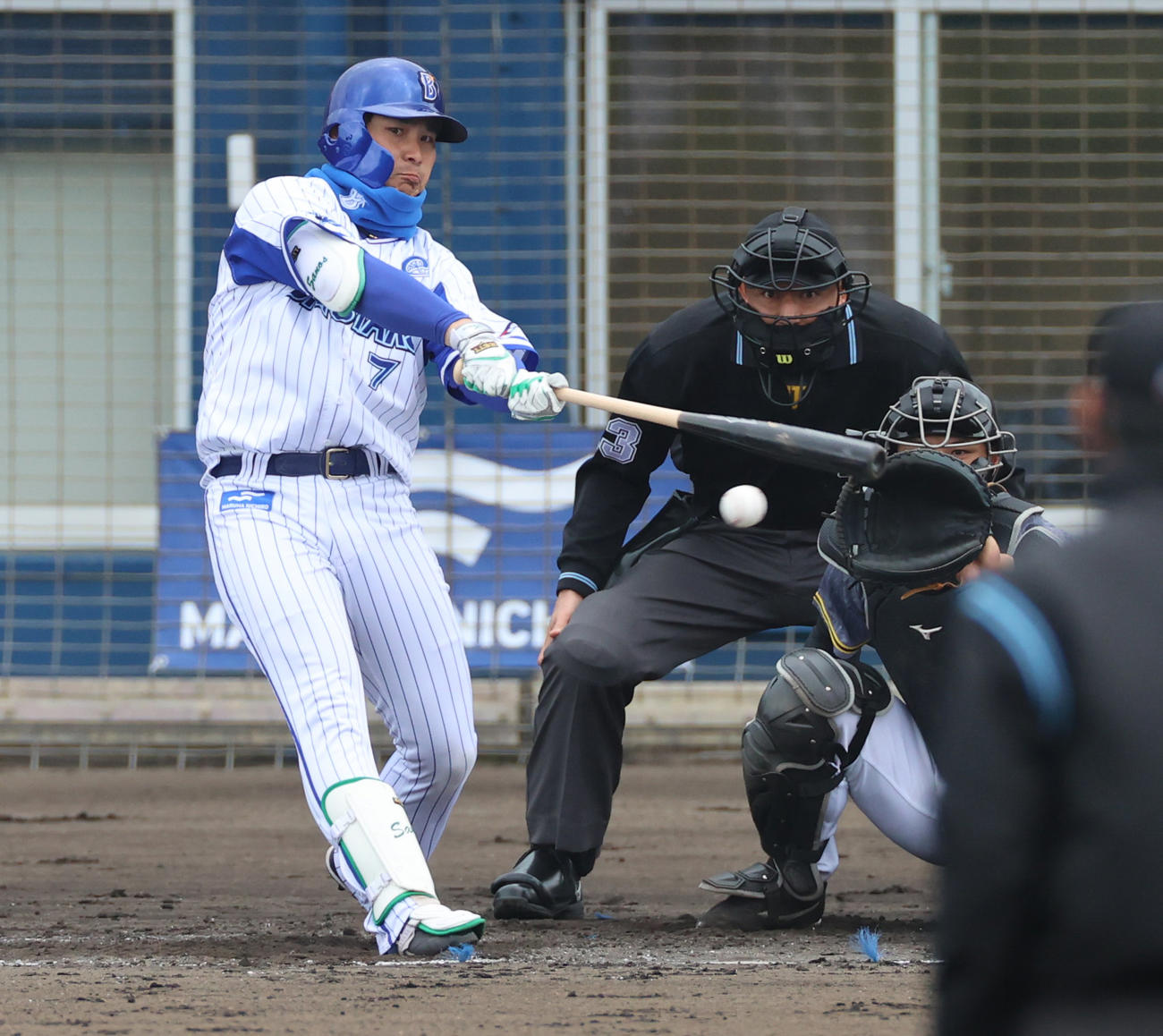 DeNA対阪神　1回裏DeNA1死二、三塁、右前へ2点適時打を放つ佐野（撮影・清水貴仁）