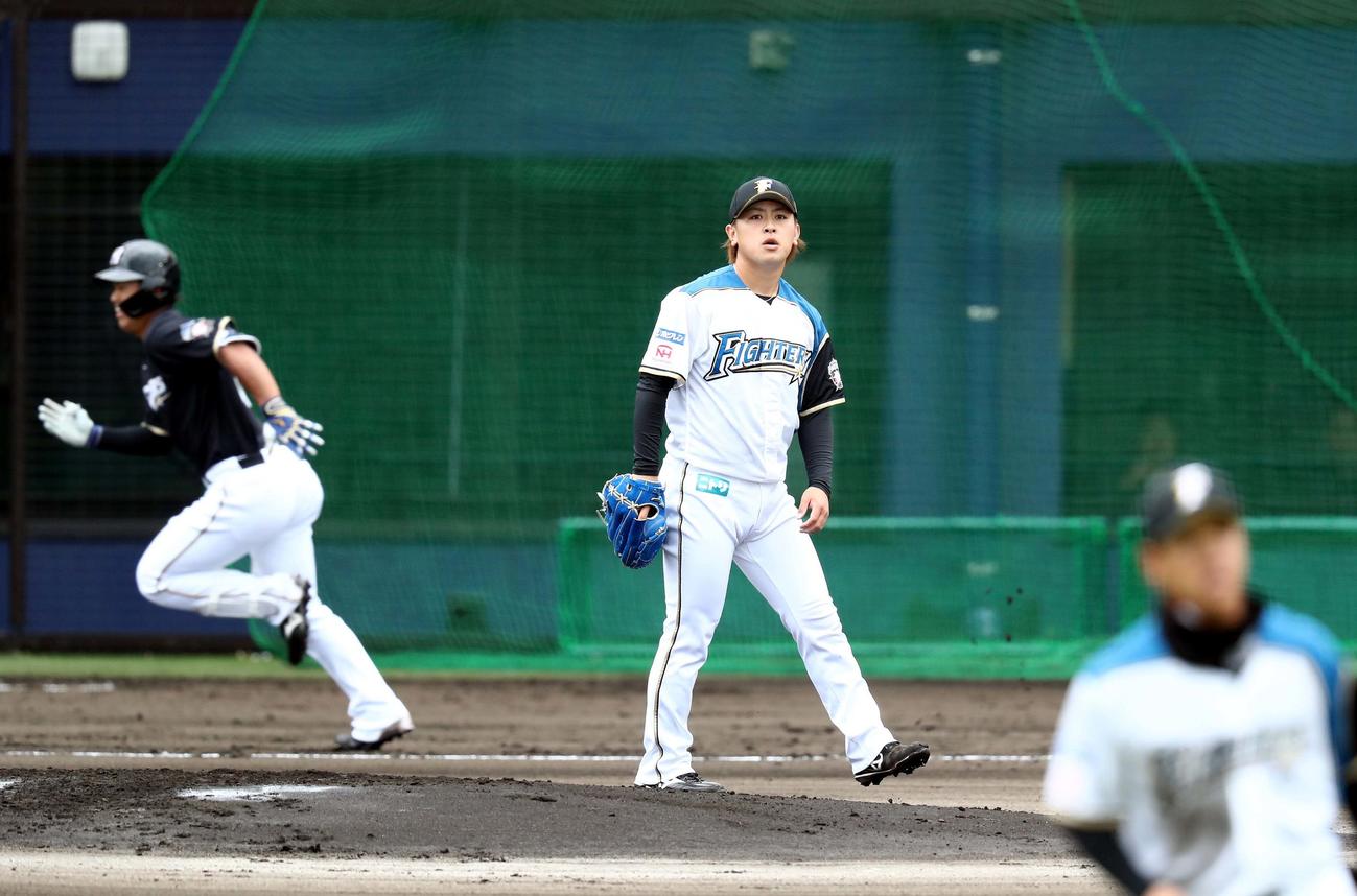 日本ハム紅白戦　2回表2死、今川を左飛に抑える河野（撮影・黒川智章）