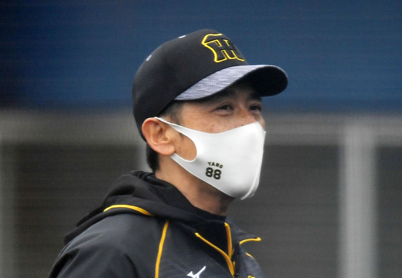 DeNA対阪神　選手交代を告げる阪神矢野監督（撮影・横山健太）