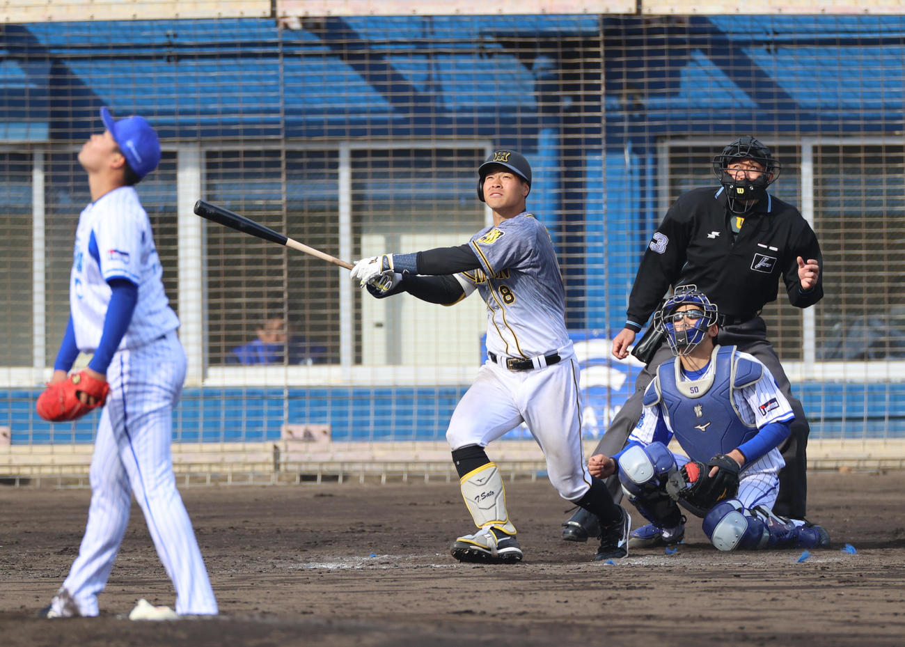 練習試合　DeNA対阪神　8回表阪神2死二塁、中越えの2点本塁打を放つ佐藤輝明（撮影・清水貴仁）