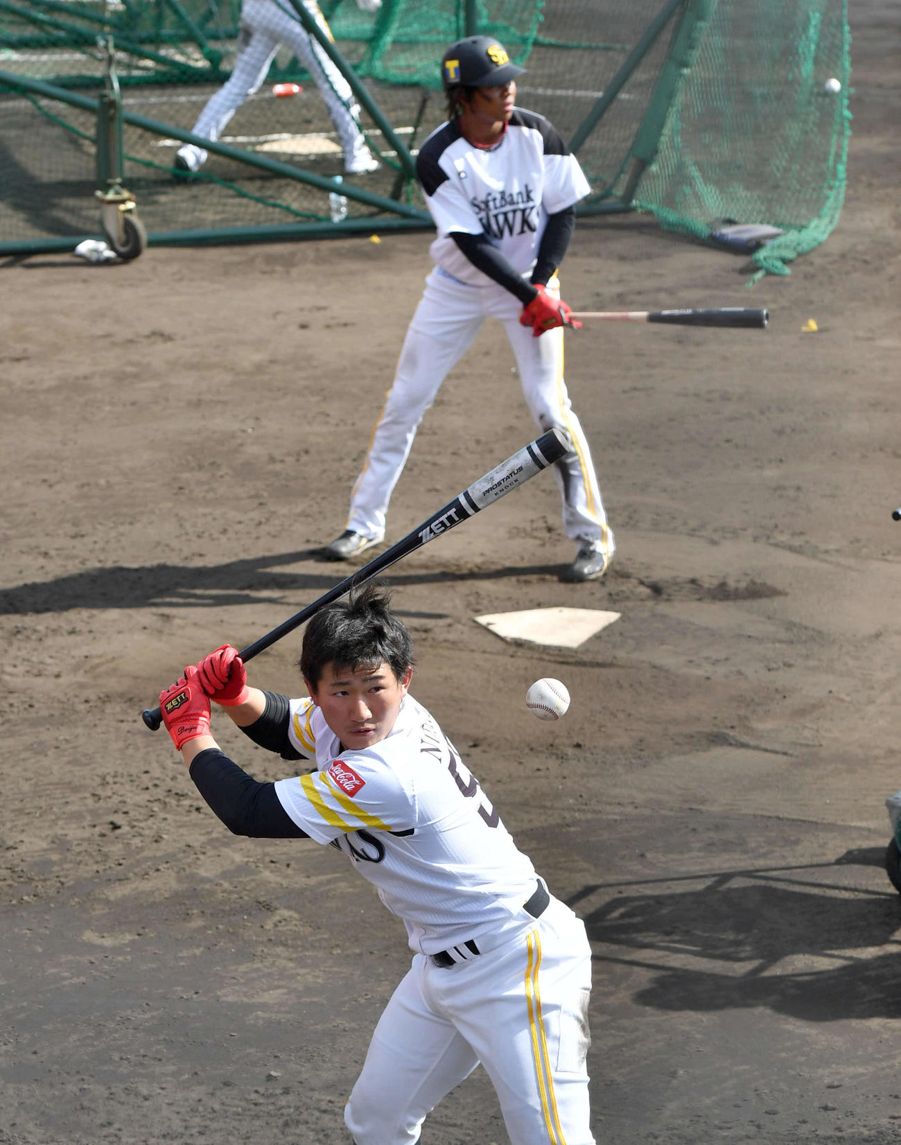 並んでロングティーを行う野村(手前）と水谷（撮影・岩下翔太）
