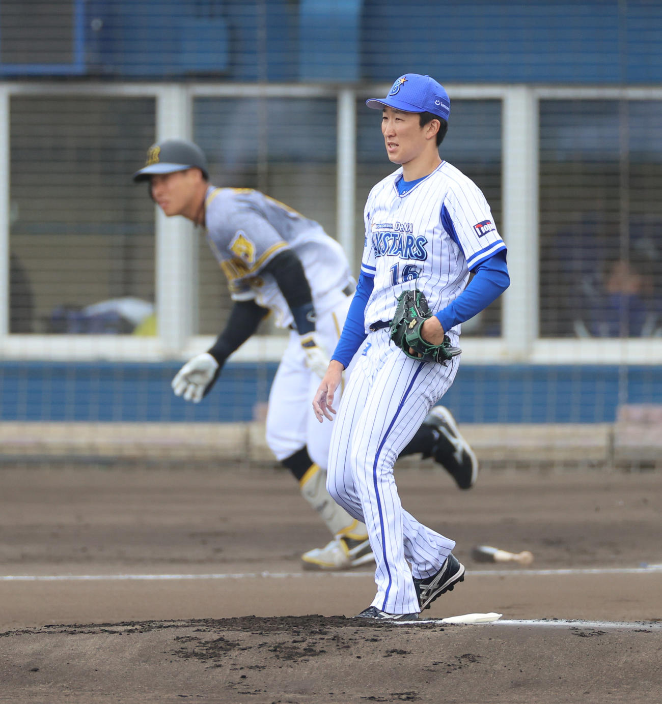 練習試合　DeNA対阪神　1回表阪神無死一、二塁、阪神佐藤輝明に右へ先制適時二塁打を打たれるDeNA大貫晋一（撮影・清水貴仁）