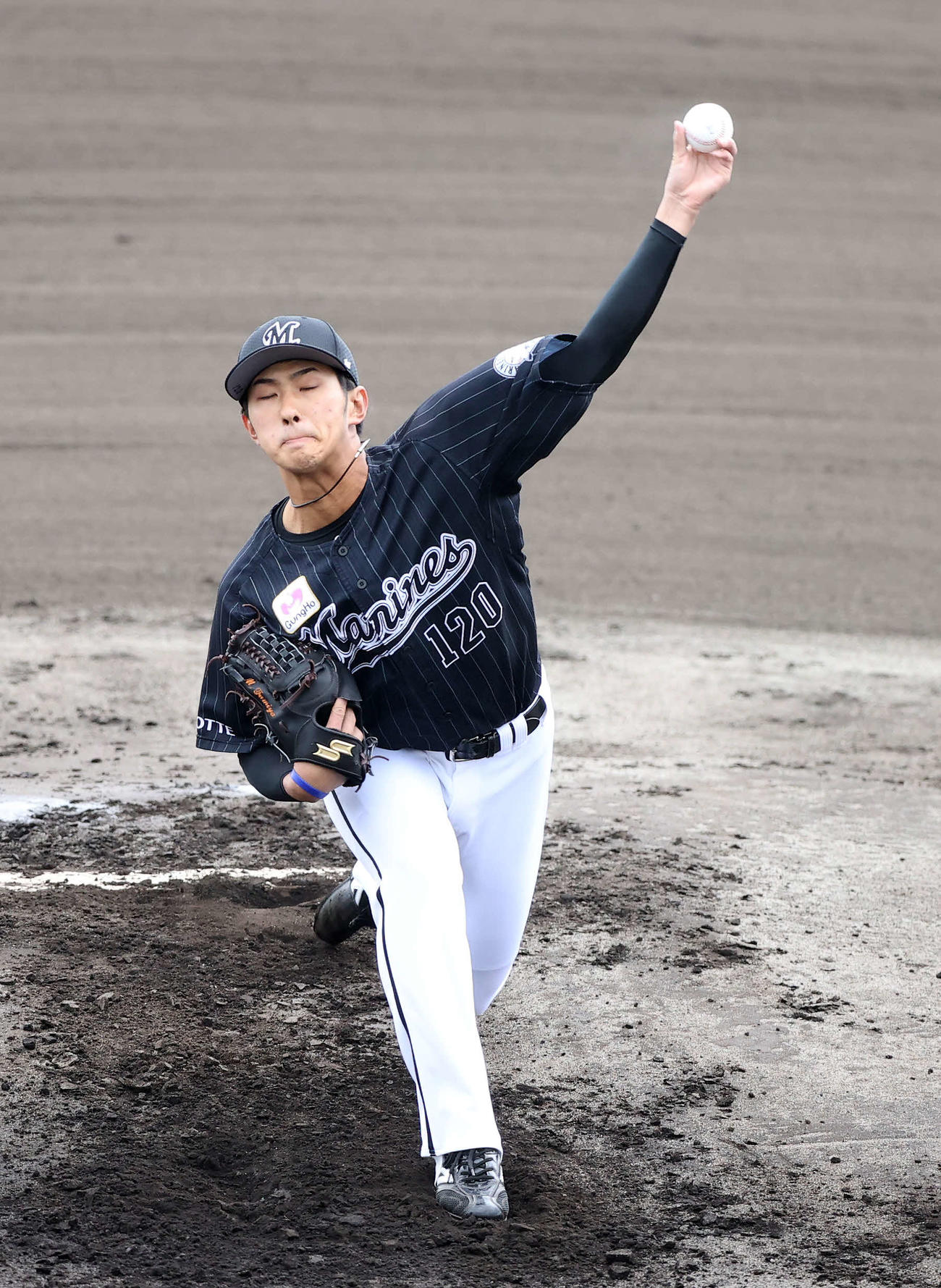 楽天対ロッテ　先発し力投するロッテ本前（撮影・鈴木正人）