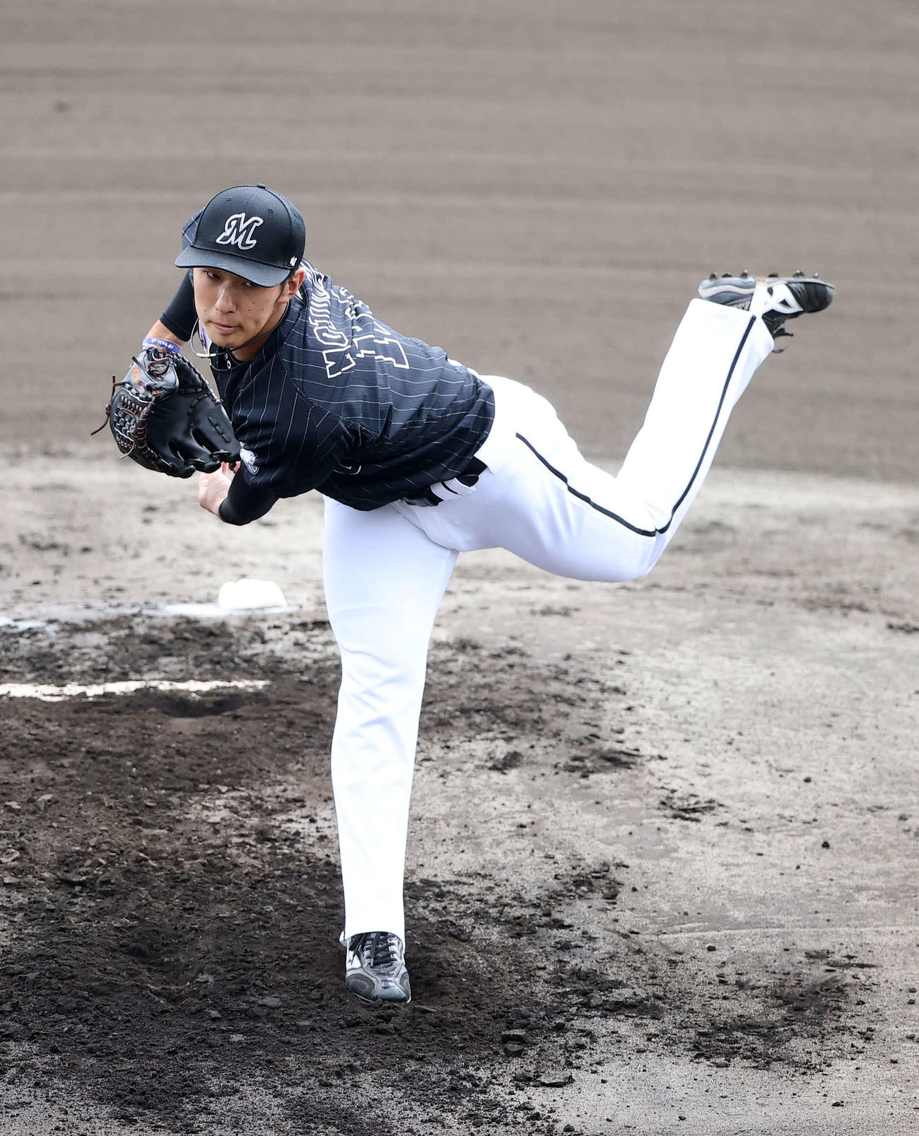 楽天対ロッテ　先発し力投するロッテ本前（撮影・鈴木正人）