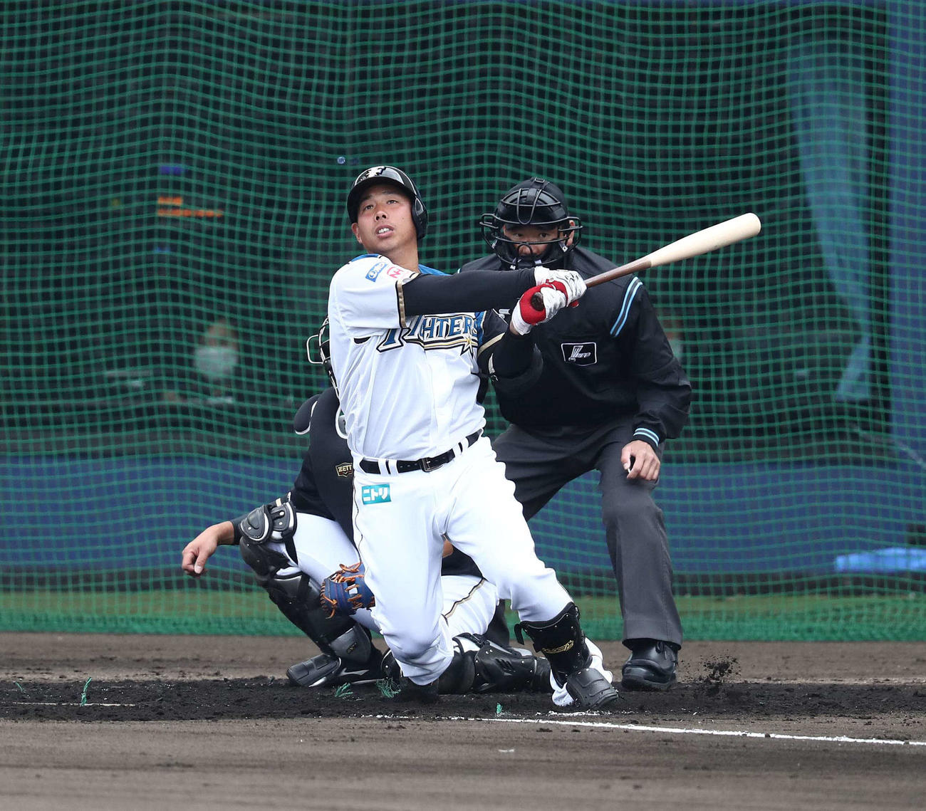 日本ハム紅白戦　2回裏無死一塁、左中間に2点本塁打を放つ樋口（撮影・黒川智章）