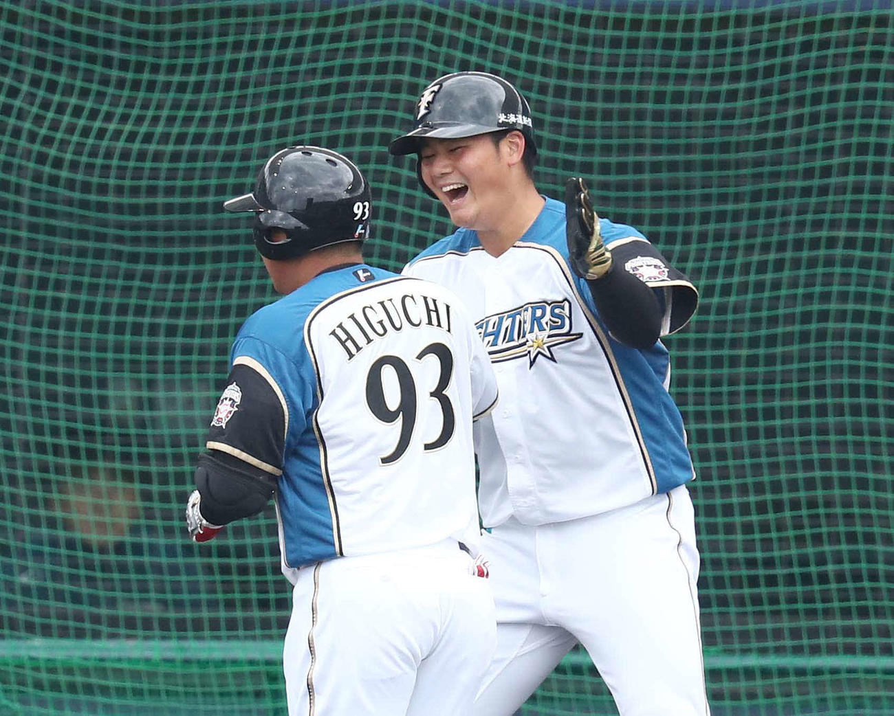 日本ハム紅白戦　2回裏無死一塁、左中間に2点本塁打を放った樋口を出迎える清宮（撮影・黒川智章）