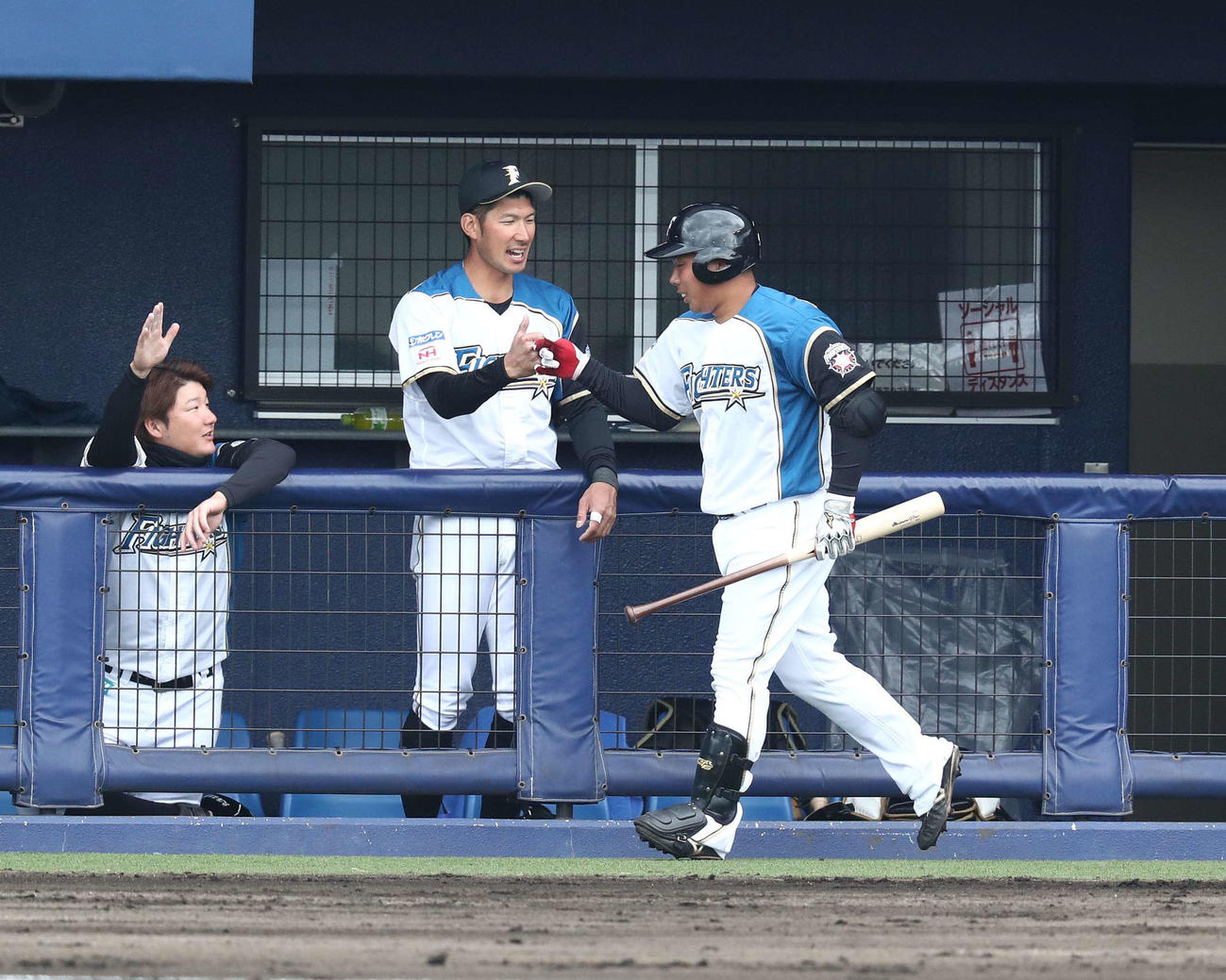 日本ハム紅白戦　2回裏無死一塁、2点本塁打を放った樋口はナインに出迎えられる（撮影・黒川智章）