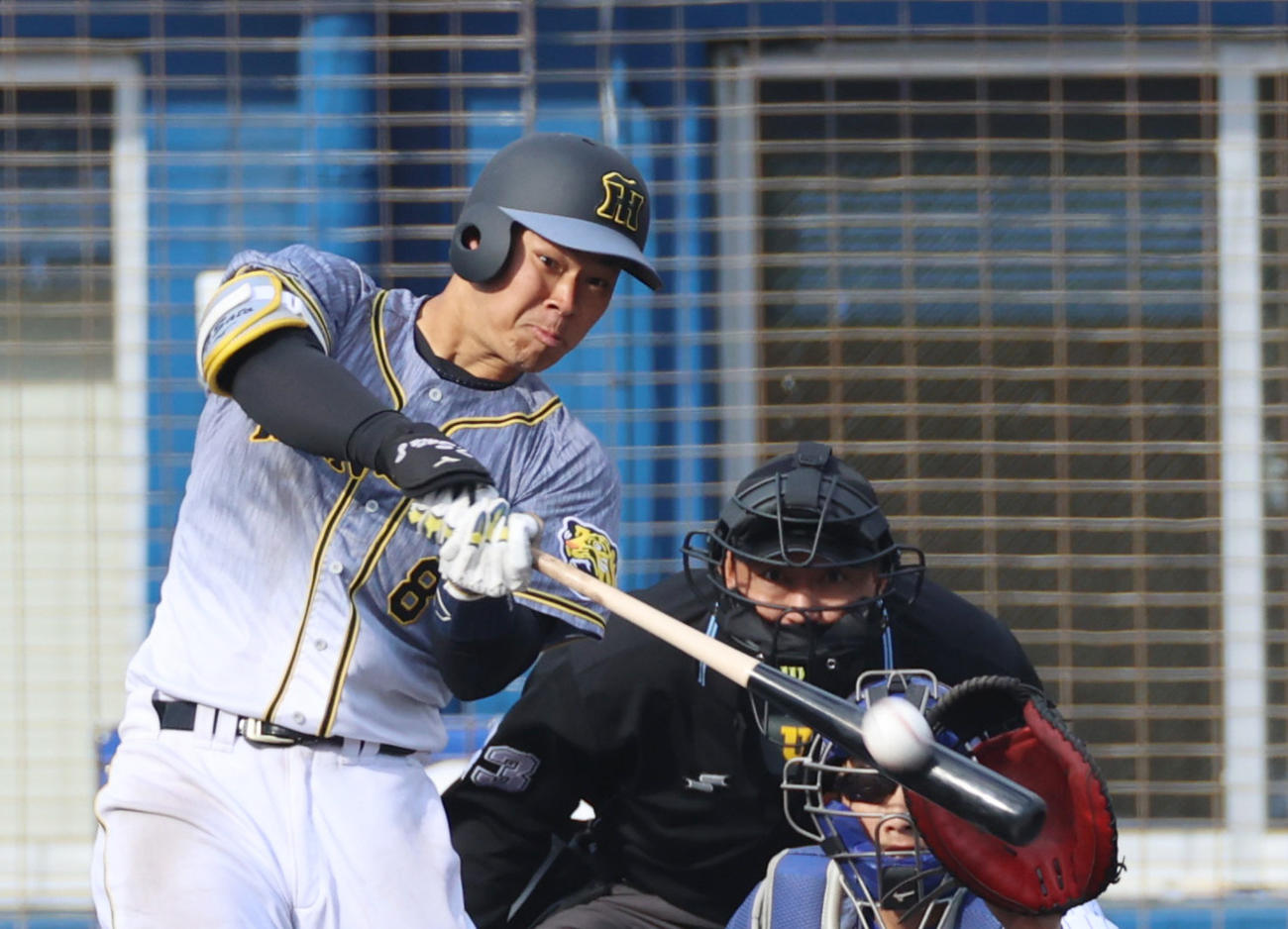 練習試合　DeNA対阪神　8回表阪神2死二塁、中越えの2点本塁打を放つ佐藤輝明（撮影・清水貴仁）