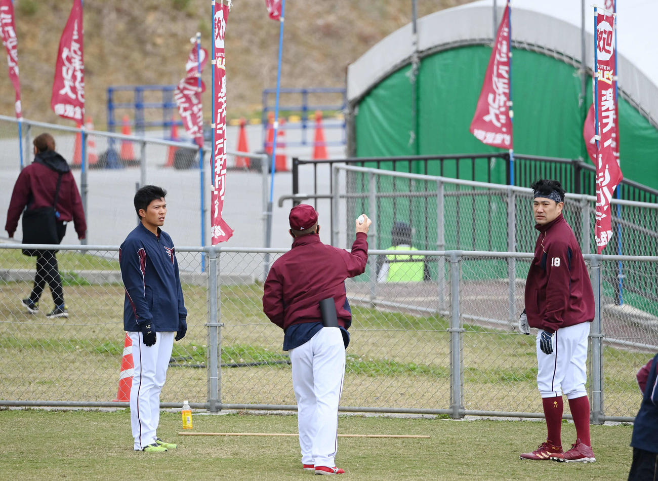 練習の合間に楽天早川（左）は田中将（右）と石井投手コーチから変化球の助言を受ける（撮影・山崎安昭）