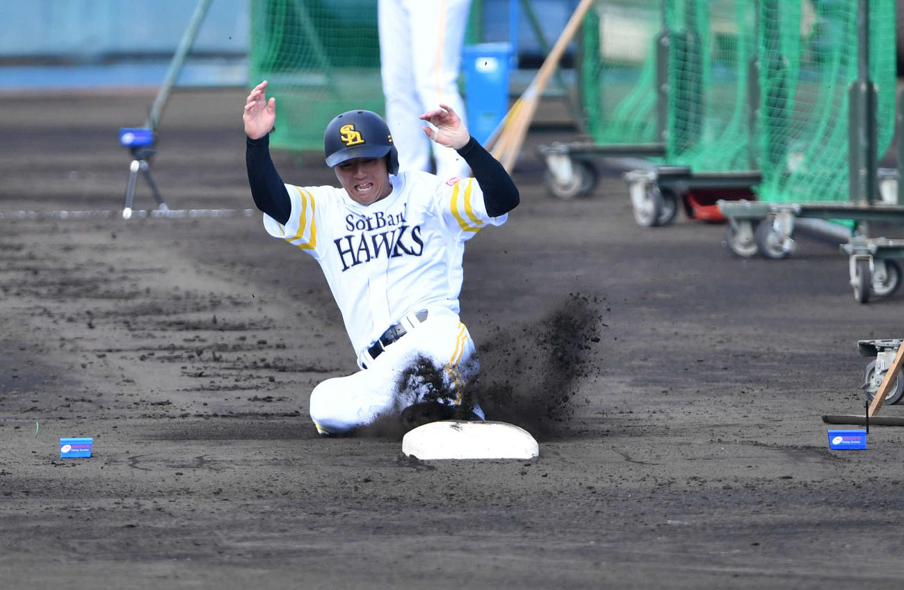 二盗のタイムを計測する佐藤直樹（撮影・岩下翔太）