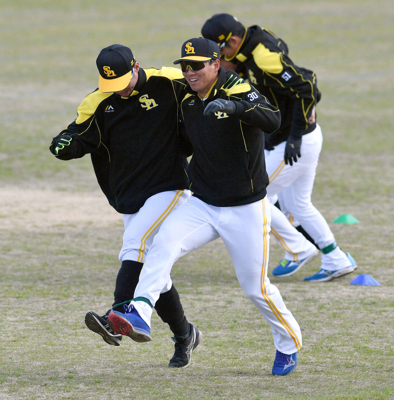 ウオーミングアップで長谷川勇也（左）と二人三脚で走る佐藤直樹（撮影・岩下翔太）