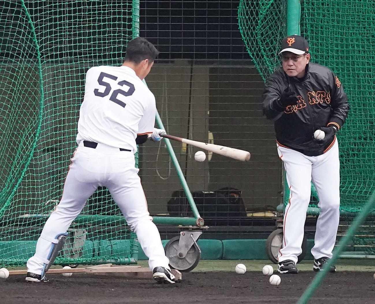 巨人北村（左）に打撃指導する原監督（撮影・江口和貴）