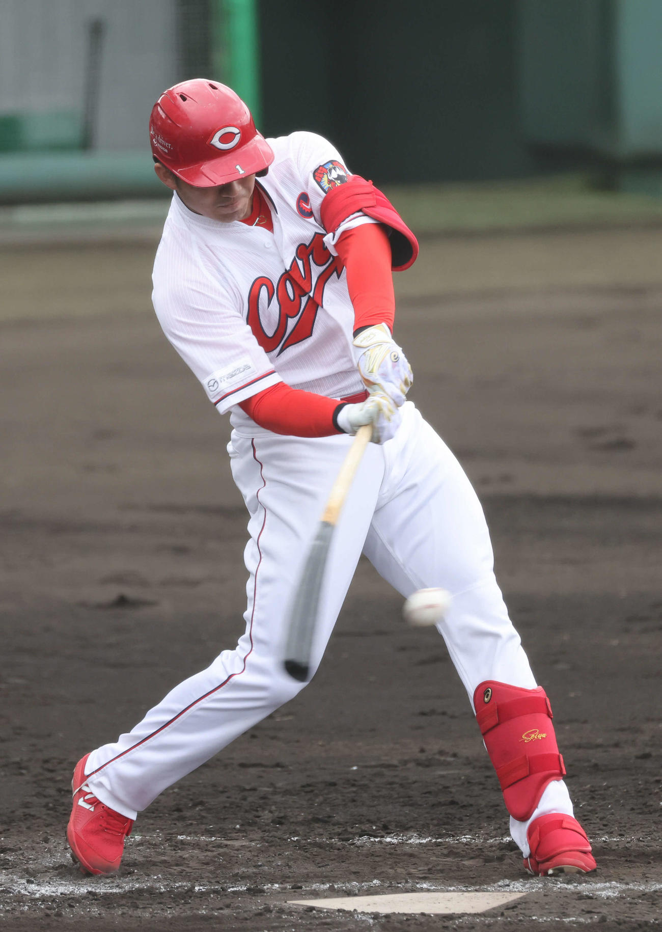 鈴木誠は中前打を放つ（撮影・加藤孝規）
